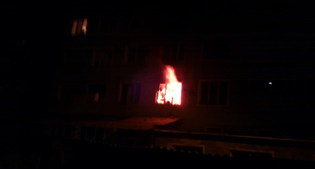 Incendiu intr-un bloc din Beius, azi noapte. 50 de persoane au fost evacuate