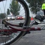 La un pas de tragedie. Un biciclist neatent a fost acrosat de un camion, in Sanmartin