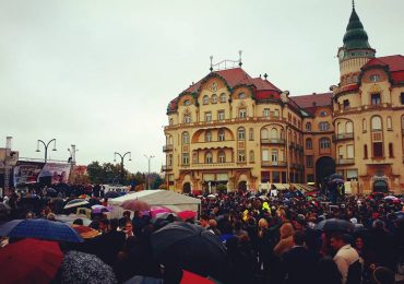 Mii de oradeni coalizati pentru familia traditionala, in Piata Unirii. FOTO / VIDEO