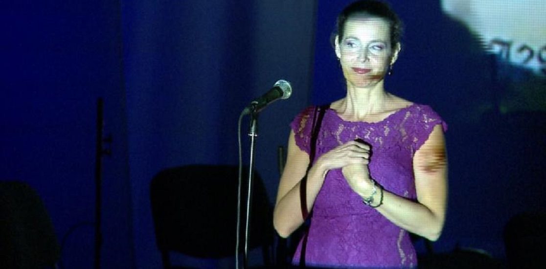 Valerie Ciolos, sotia primului ministru, a cantat sambata seara la Oradea, promovand „Cumintenia Pamantului”