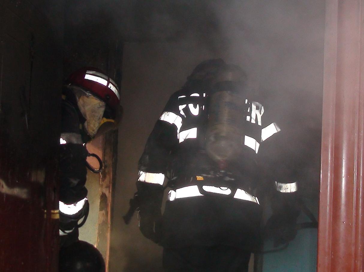 Un oradean a murit asfixiat in propria casa din cauza unei tigari