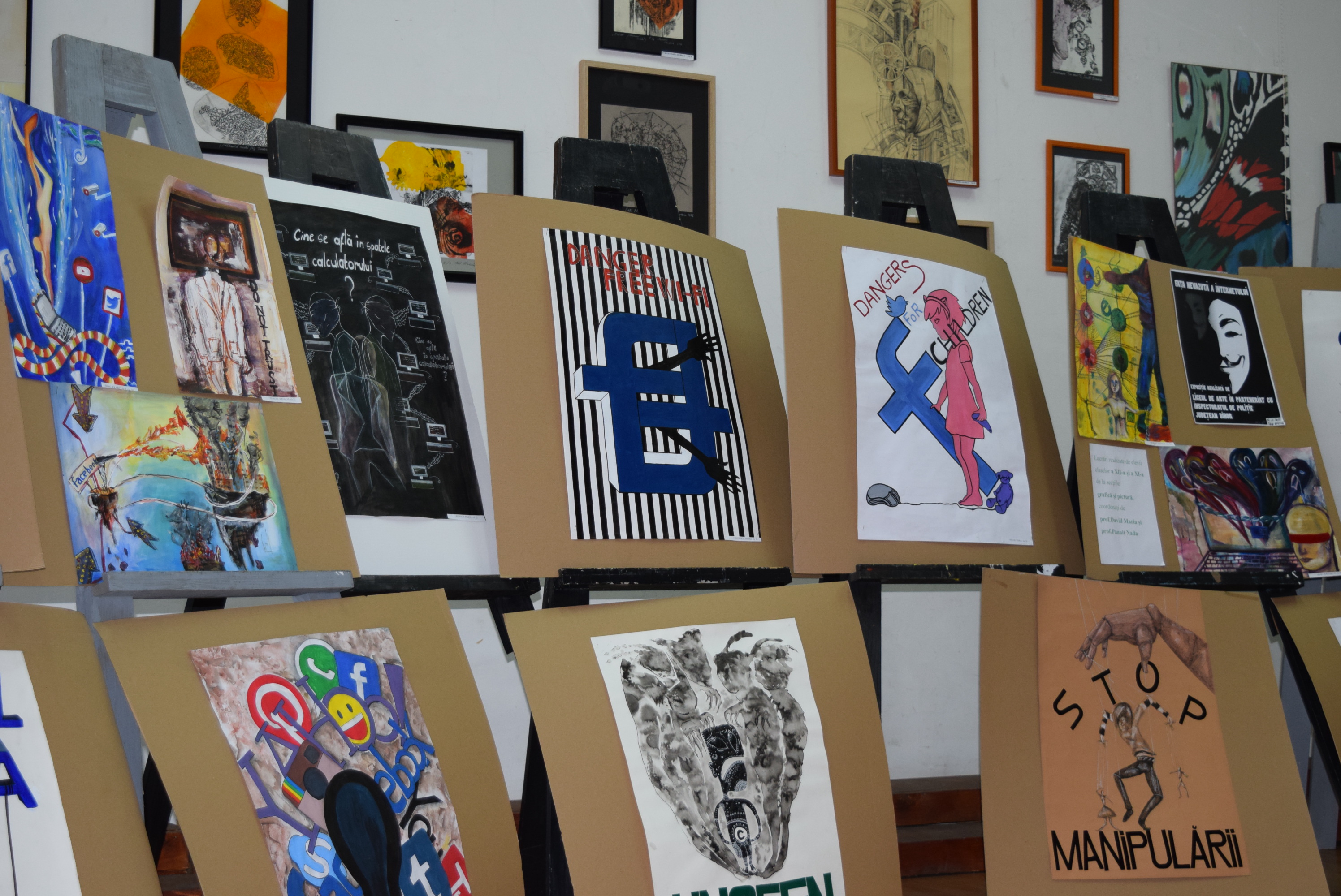 Expozitie de afise cu mesaj preventiv, realizate de elevii de la Liceul de Arta din Oradea