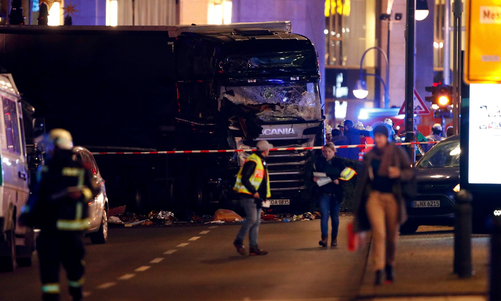Atac Terorist in Berlin! Un camion de mare tonaj a “arat” un Targ de Craciun. Cel putin 9 morti si 50 de raniti.