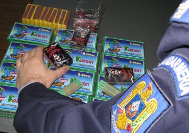 480 de obiecte pirotehnice interzise, confiscate de poliţiştii orădeni de la un bărbat.