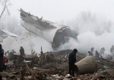 Un avion turcesc s-a prabusit peste un sat din Kârgastân. Cel putin 37 de morti. FOTO