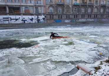 Un individ din Oradea a cazut sub gheata pe Crisul Repede, sub privirile oamenilor. FOTO