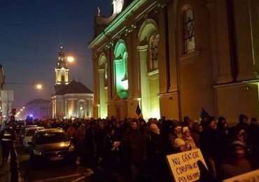 UPDATE: 1.000 de oradeni au protestat in Piata Unirii contra legii gratierii, coruptiei si a actualei guvernari. FOTO