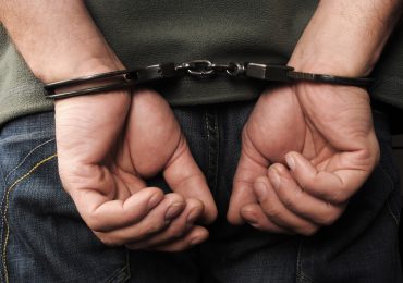 Doi indivizi din Oradea care au furat o soba de teracota, au fost prinsi si incarcerati