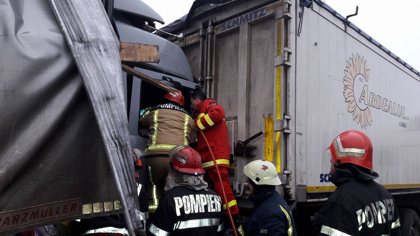 Accident intre doua TIR-uri langa Nojorid. Soferul a ramas incarcerat cateva zeci de minute. FOTO