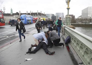 UPDATE! Atac terorist la Londra. 5 morți, printre care atacatorul și un polițist, și circa 40 de răniți (nou bilanț al poliției). Printre raniti se afla si 2 romani. (FOTO/VIDEO)