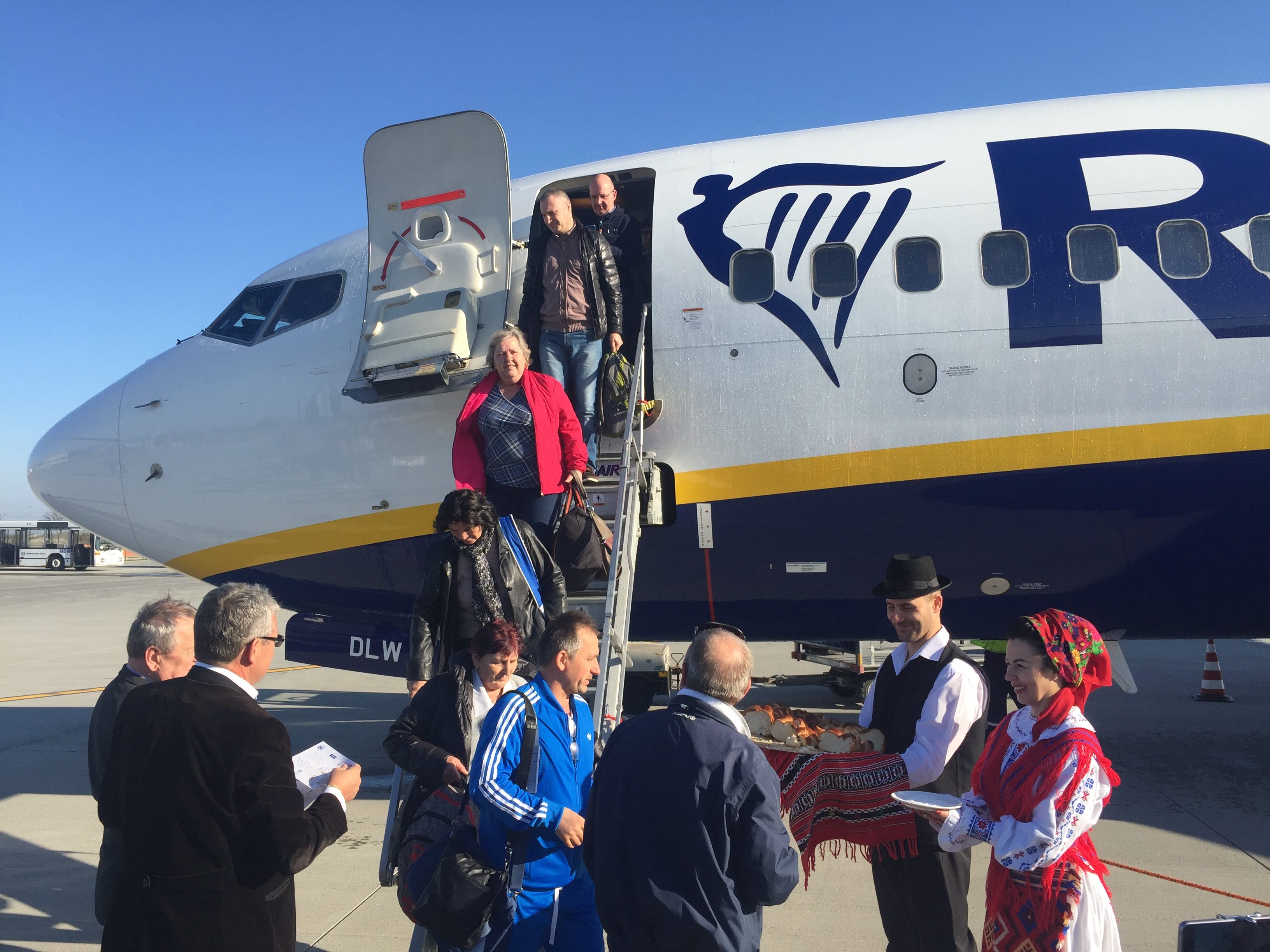 Un nou zbor inaugural pe Aeroportul Oradea. Prima cursa Milano-Oradea-Milano, a aterizat azi la Oradea (FOTO/VIDEO)