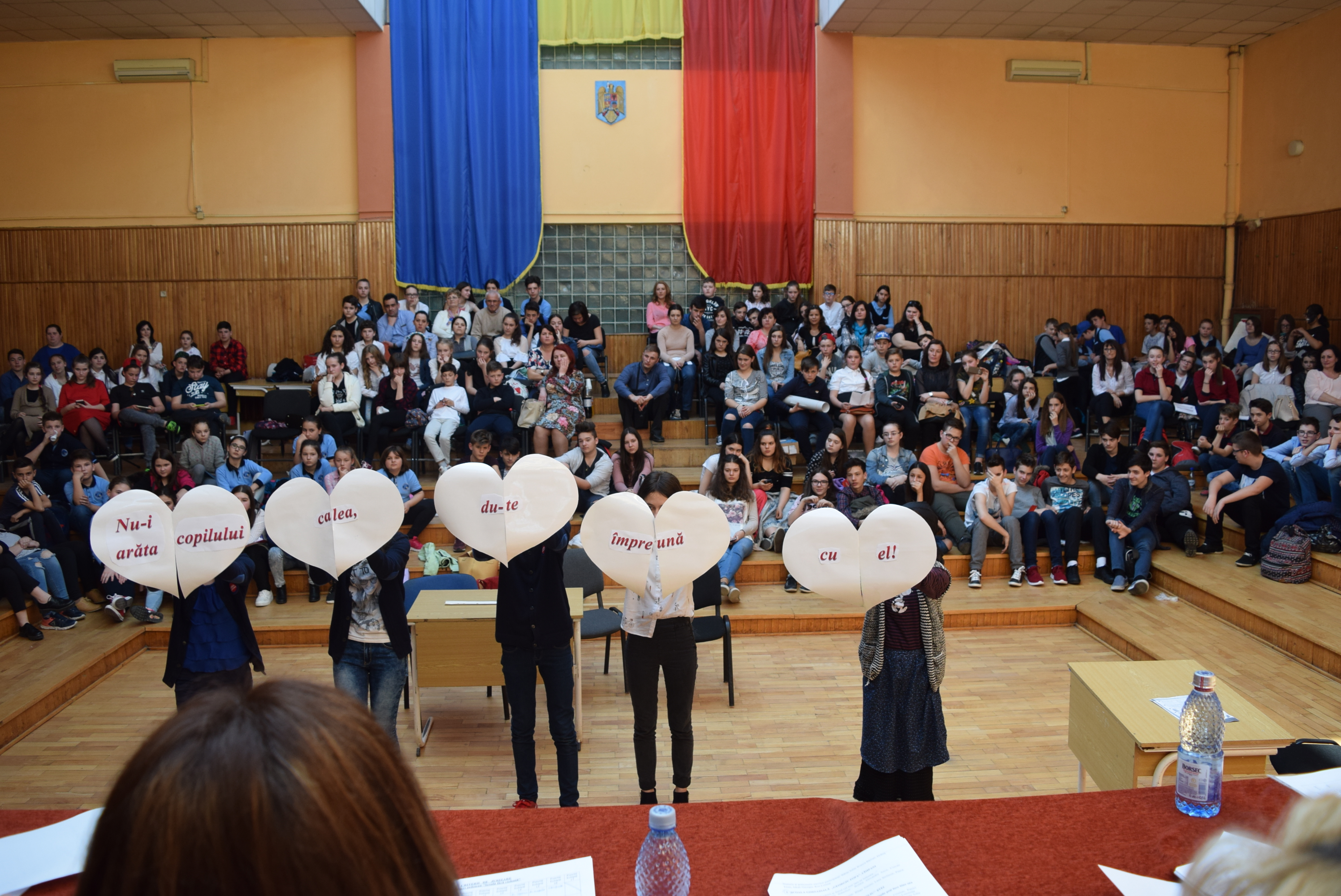 Peste 150 de elevi şi profesori au fost angrenaţi de poliţiştii de prevenire bihoreni în Concursul „Şcoala fără violenţă”.