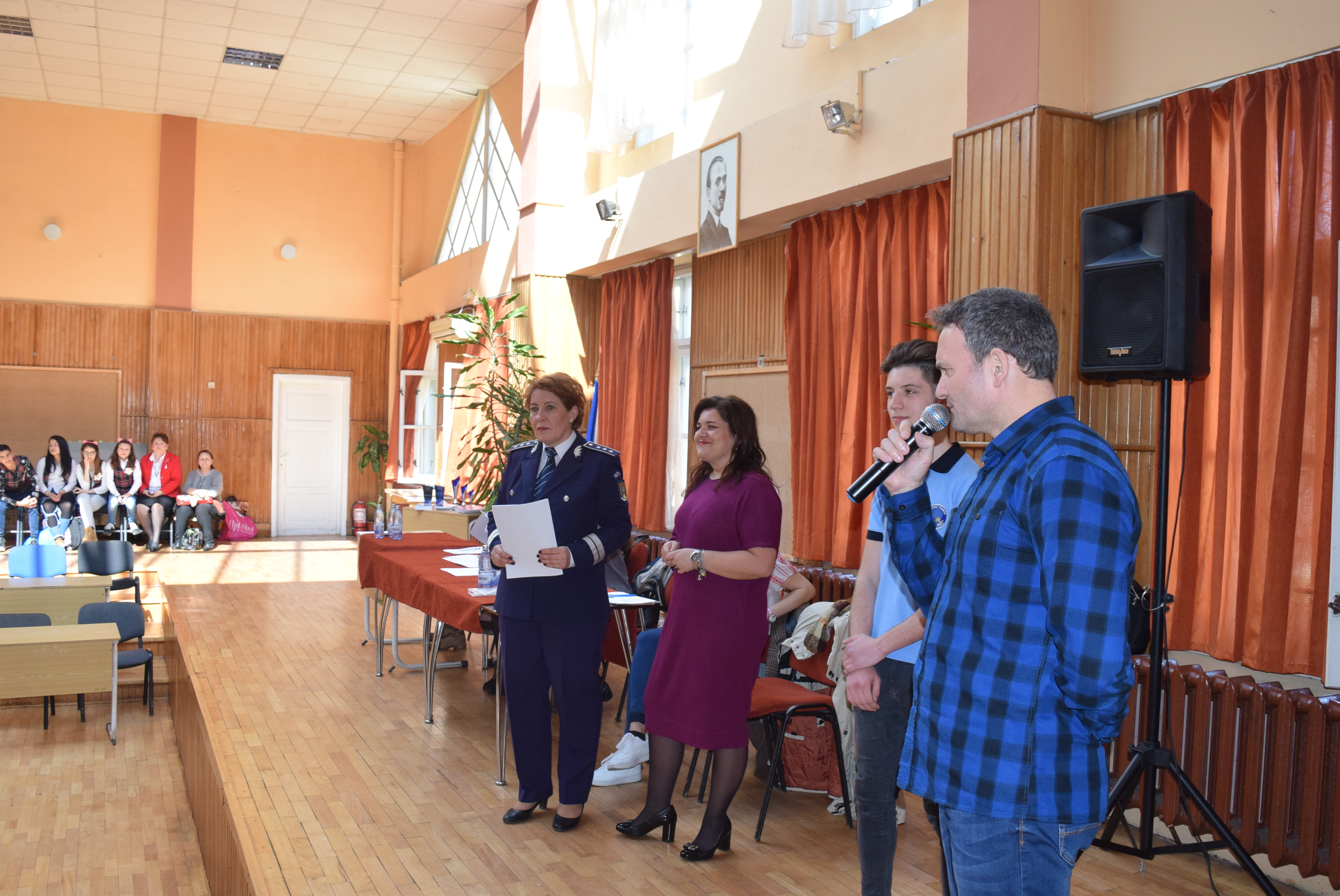 Politistii oradeni invita scolile la concursul preventiv „Mesajul meu Antiviolență”