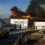 Un autoservice din Stei a luat foc, din cauza incendierii vegetatiei uscate invecinate