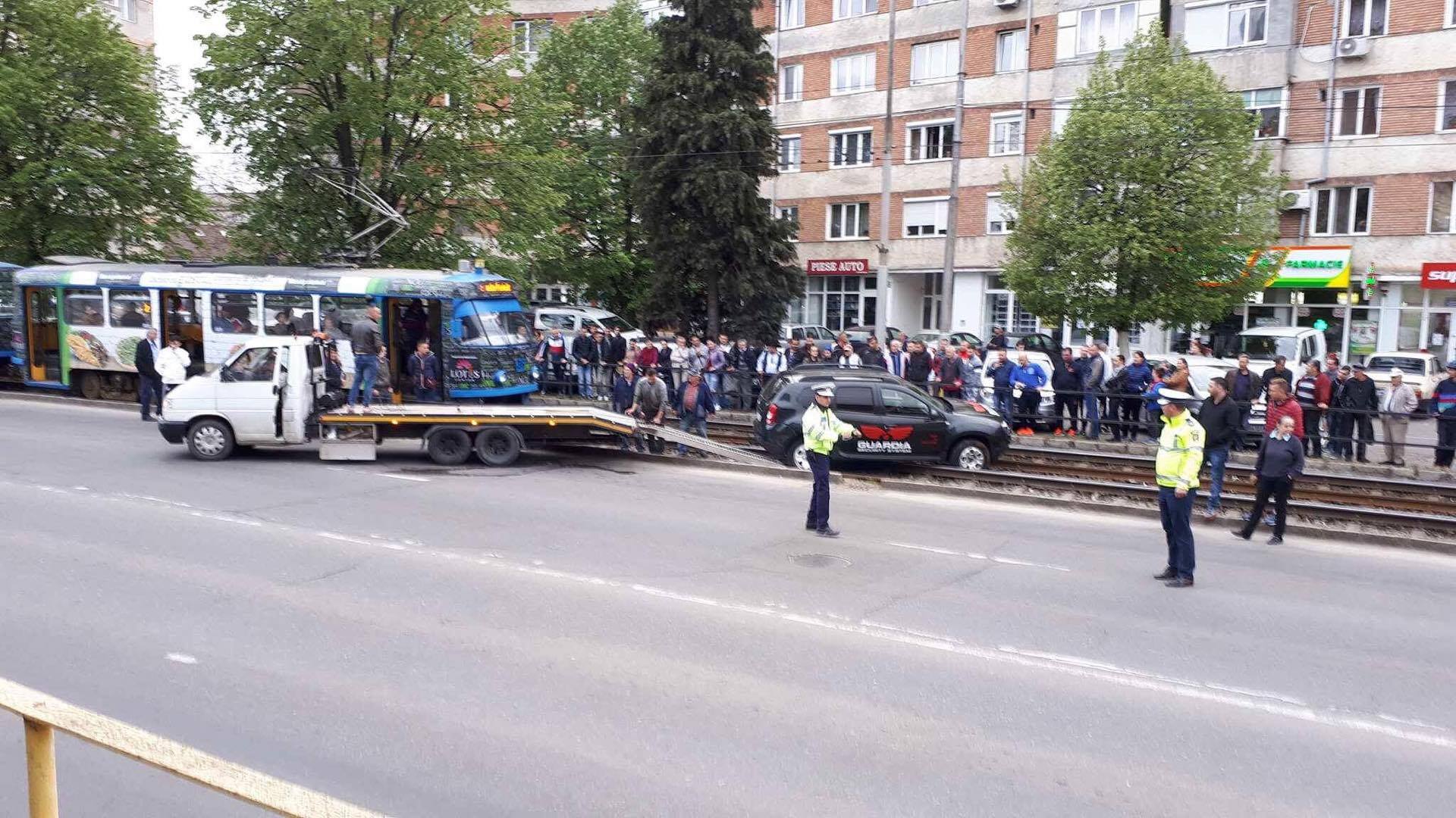 Accident spectaculos in Nufarul. Soferul unui Duster la un pas de dezastru (FOTO)