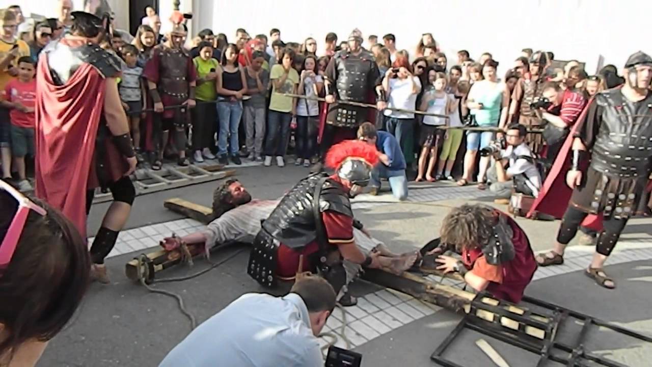 Spectacol de stradă cu patimile lui Isus, în cadrul Târgului de Paşti de la Oradea