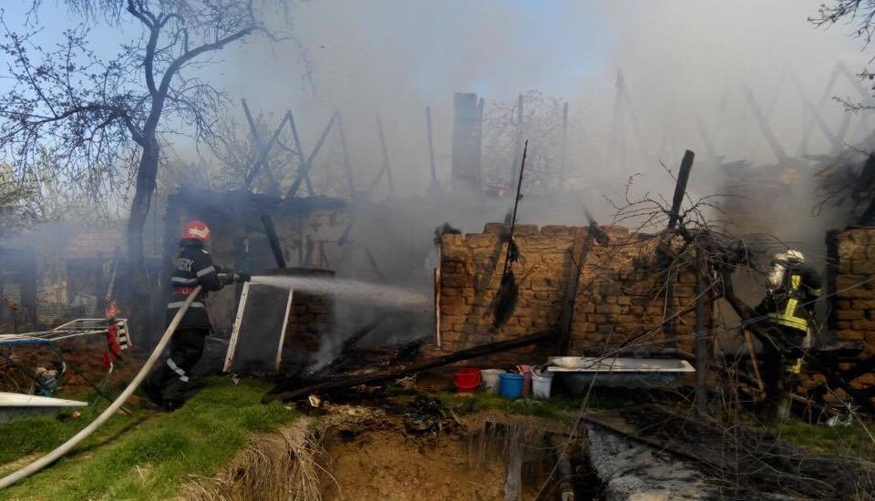 Incendiu la o gospodarie din Cadea. La un pas de deflagratie, din cauza unei butelii. (FOTO/VIDEO)