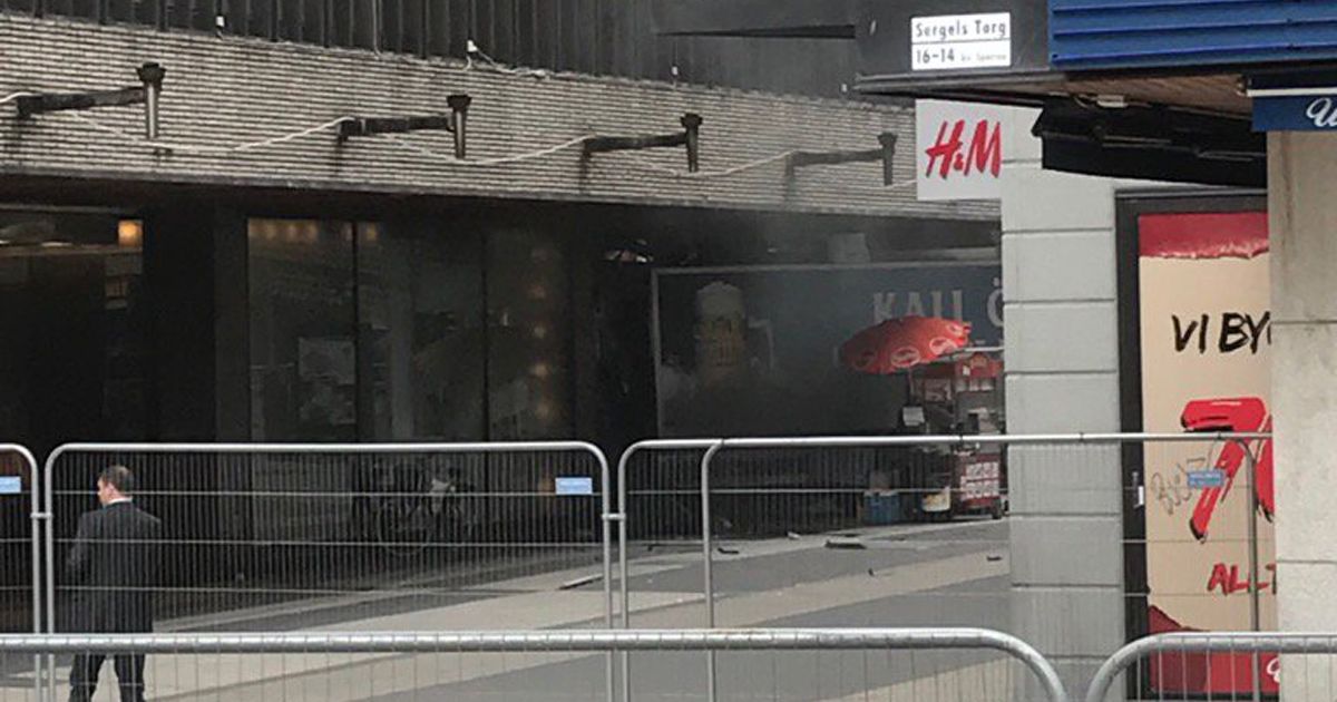 UPDATE! Atac terorist la Stockholm, un camion a intrat in multimea din centrul orasului. Bilant: 3 morti si 8 raniti