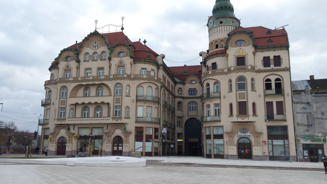 Primaria Oradea scoate la licitatie amplasamentele pentru terase în Piața Unirii