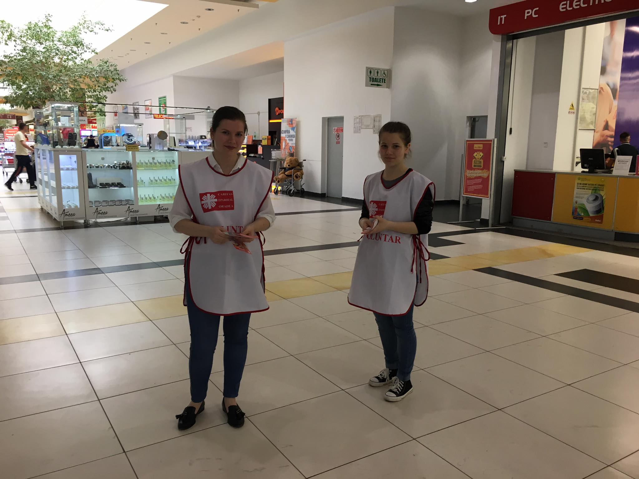 125 de voluntari ai Asociatiei Caritas Eparhial au colectat alimente pentru copiii din centrele de zi