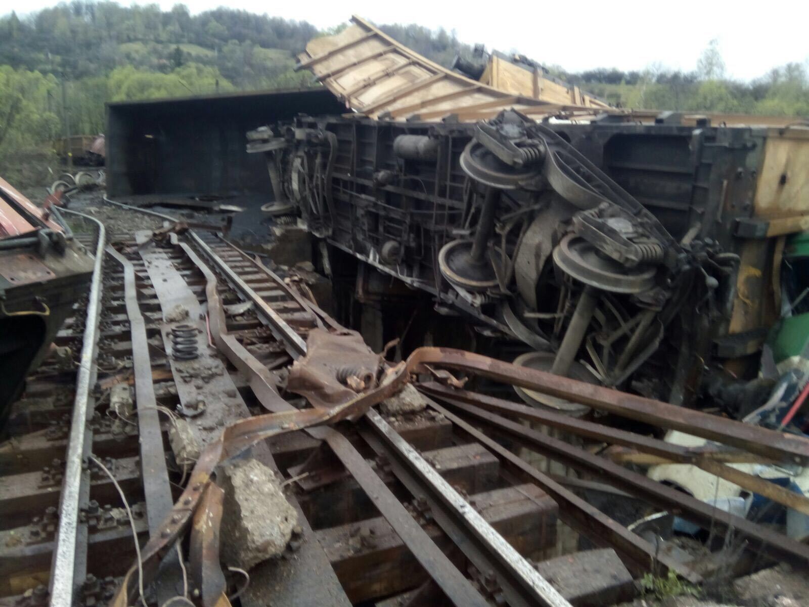 Accident feroviar in Hunedoara. 14 vagoane ale unui tren de marfa au deraiat, iar 6 au cazut intr-o prapastie. Doi mecanici de locomotiva au murit