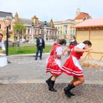 Obiceiul „stropitul” fetelor, reinterpretat în centrul Oradiei, cu ocazia Targului de Paste 2017