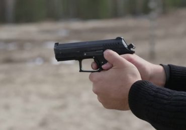 Pistolari de Oradea. Politia Locala a suprins si retinut doi indivizi ce trageau cu un pistol, fara sa posede permis