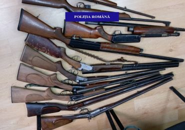 17 arme letale şi neletale, cartuşe şi pistoale de panoplie, ridicate de poliţiştii din Bihor de la un bărbat din Oradea
