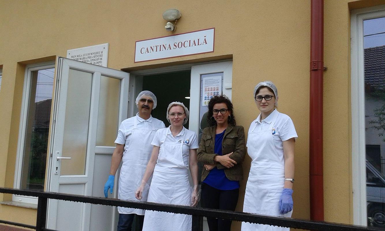 Zece voluntari de la ADLO dau o mana de ajutor la cantina sociala de la Caritas Eparhial