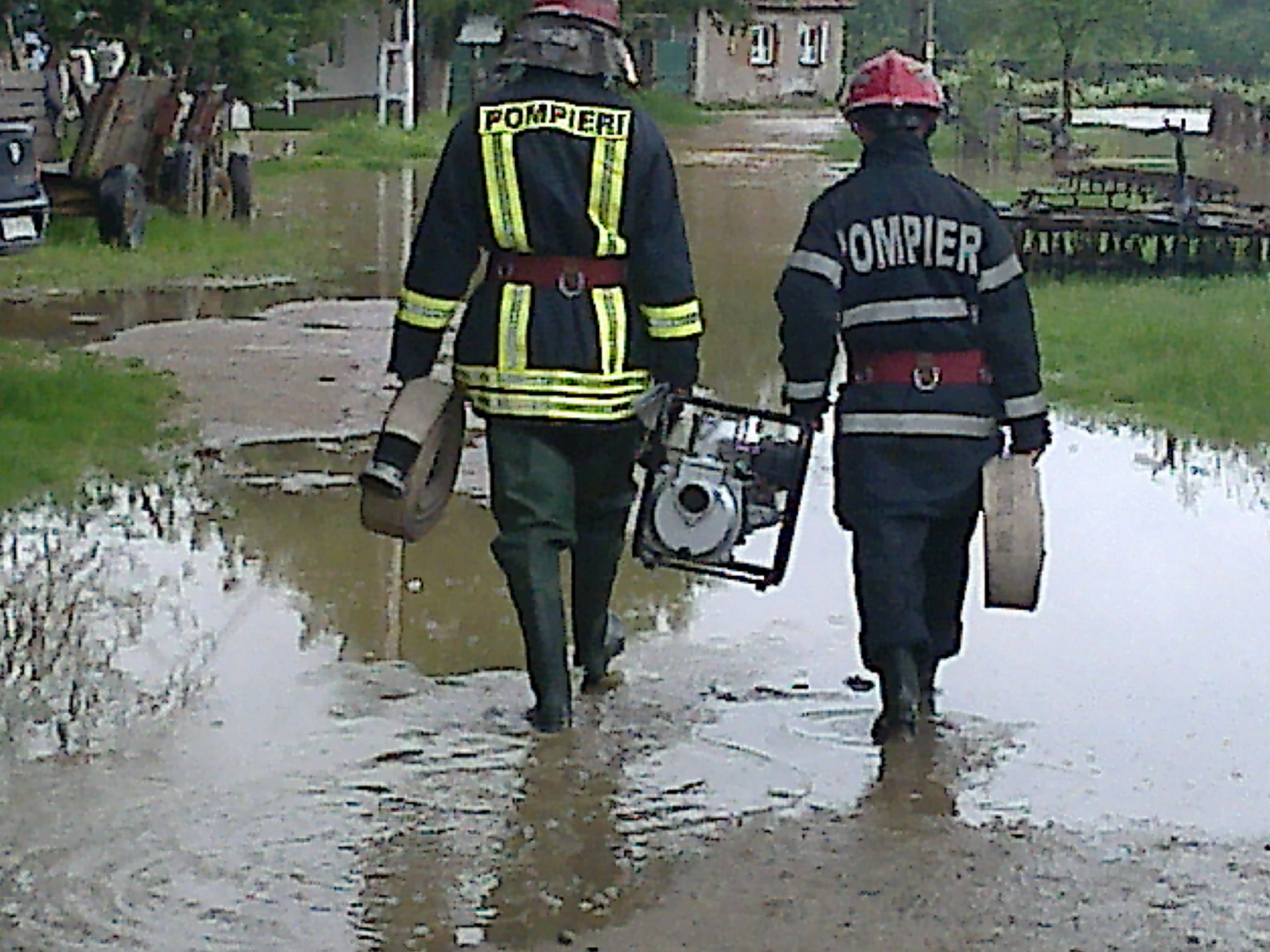 60 de pompieri militari au intervent in Oradea, in ultimele 24 de ore, pentru evacuarea apei de pe strazi si din subsoluri. Probleme si in judet