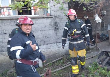 Un batran din Alesd salvat de pompieri, dupa ce si-a dat foc la casa