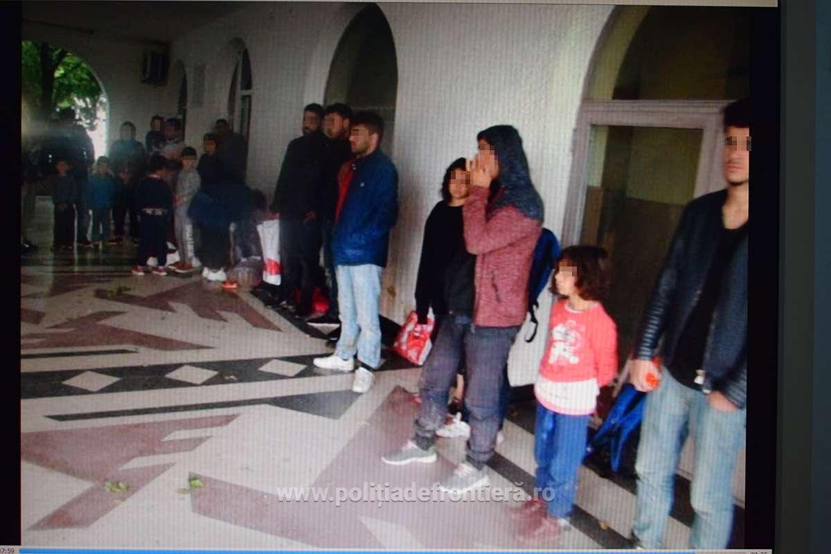 32 de irakieni ascunsi intr-un TIR cu mobila, prinsi in Vama Bors