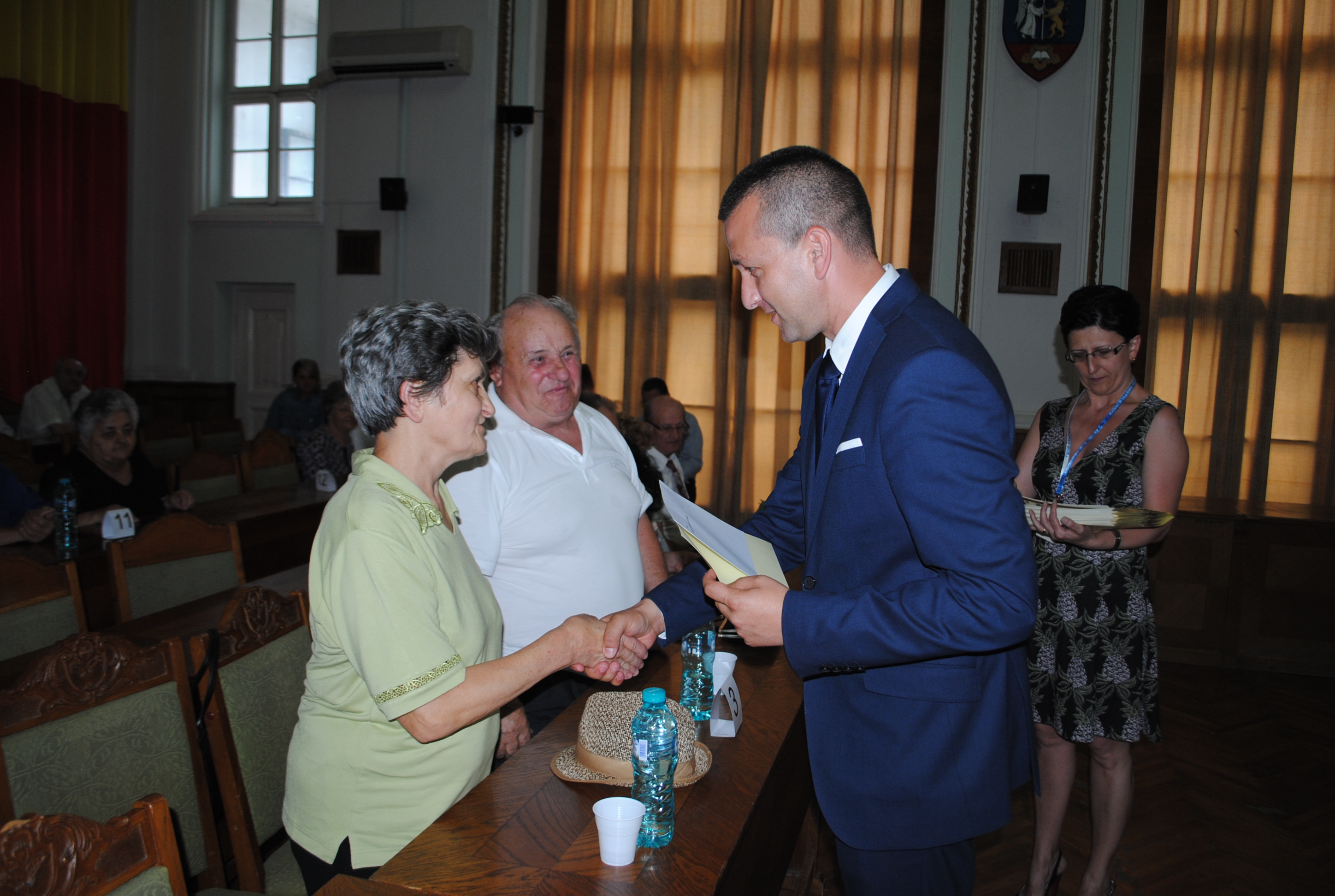 Viceprimarul Florin Birta a premiat familiile care au implinit 50 de ani de casatorie neintrerupta (FOTO)