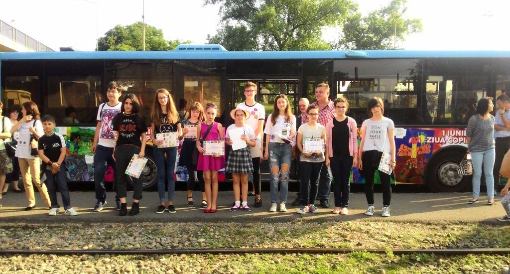 Elevii cu a caror desene s-a decorat un autobuz, cu ocazia zilei de 1 iunie, au fost premiati de OTL