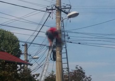 Tragedie! Un bărbat care efectua lucrări pe un stâlp de electricitate din Batar, s-a electrocutat si a murit