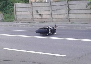 Un motociclist a ajuns la spital, dupa ce o soferita neatenta l-a determinat pe acesta sa sa faca o manevra de evitare pe o strada din Oradea