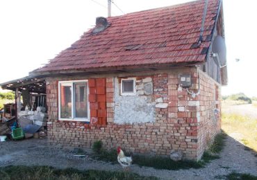 Casa construita, ilegal, pe domeniul public in Oradea, a fost demolata. (FOTO)