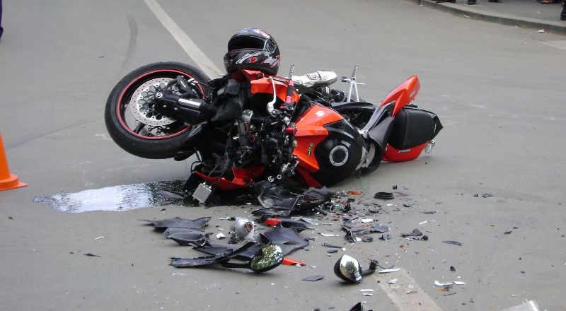O tanara de 21 de ani, s-a accidentat grav, dupa ce a intrat cu motocicleta intr-un cap de pod, in Cheresig