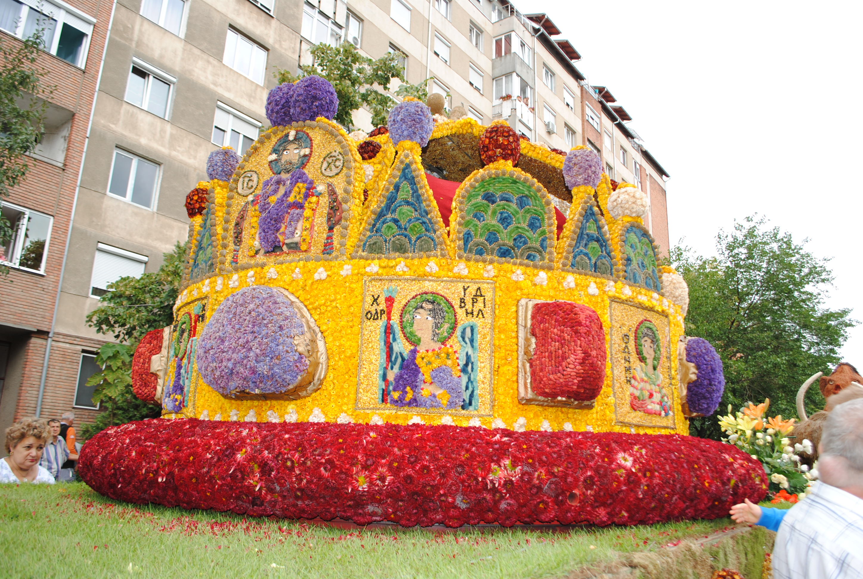 Cinci care alegorice vor sosi maine, 21 august, in Piata Unirii, in cadrul evenimentului Carnavalul Florilor