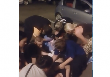 INEDIT! O femeie din Oradea a nascut un copil chiar in fata blocului, pe sosea. ( VIDEO )
