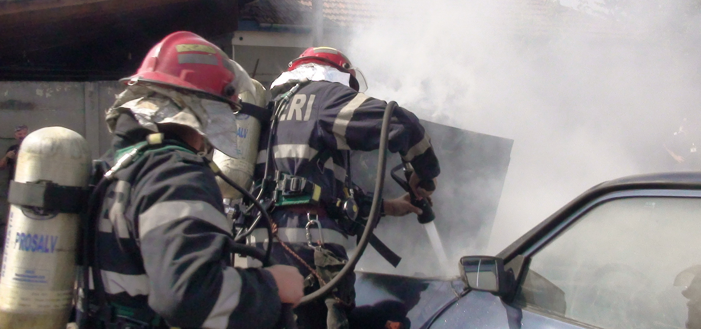 Doua masini au luat foc duminica si luni, in Oradea. Ce spun pompierii