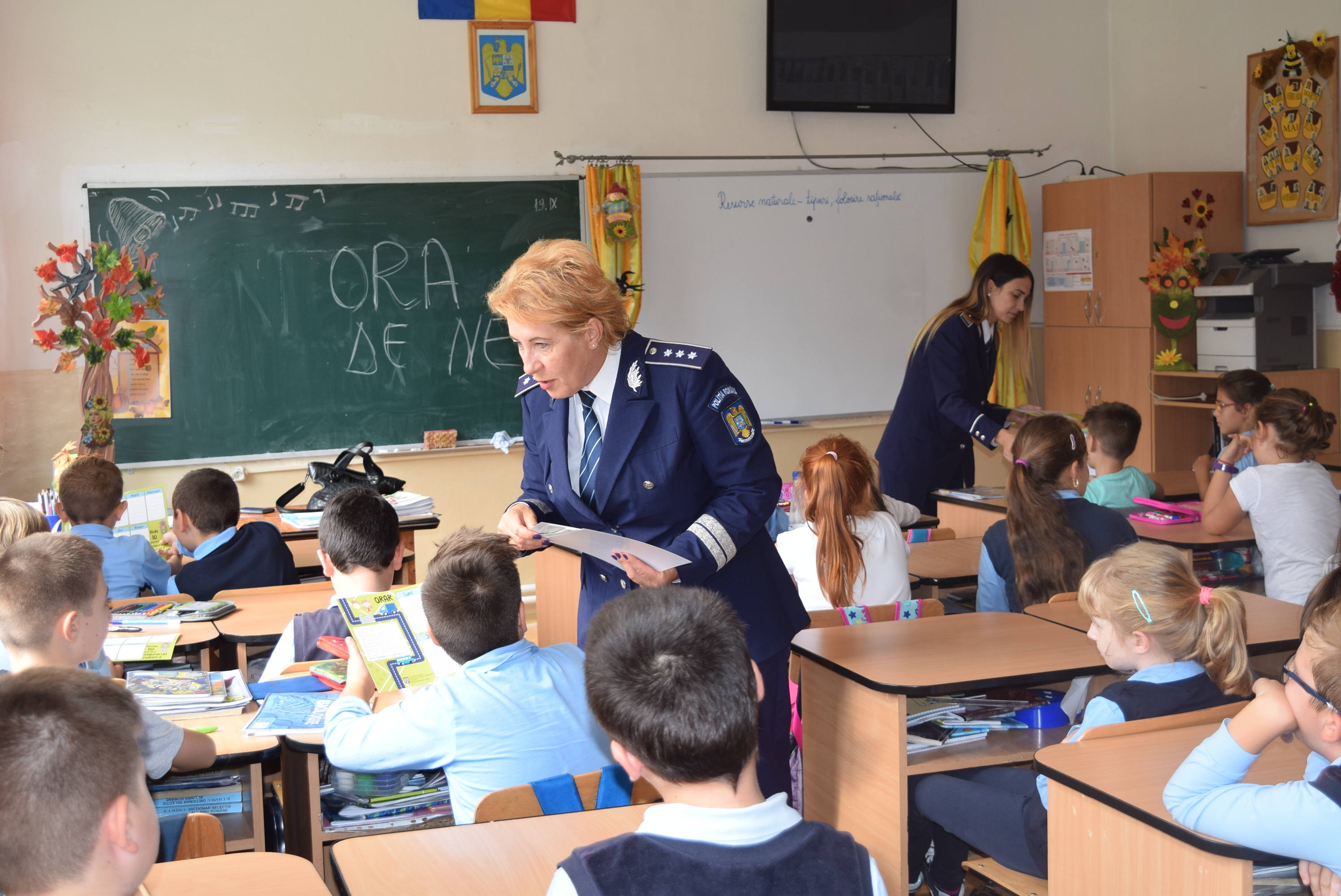 Politistii bihoreni alaturi de copii, la inceput de an scolar, in campania “Scoala in siguranta” (FOTO)