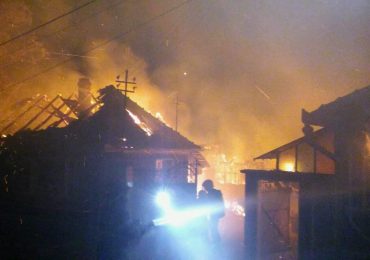 Incendiu puternic la o gospodarie din Bihor. Pagube de 20.000 de lei (FOTO)