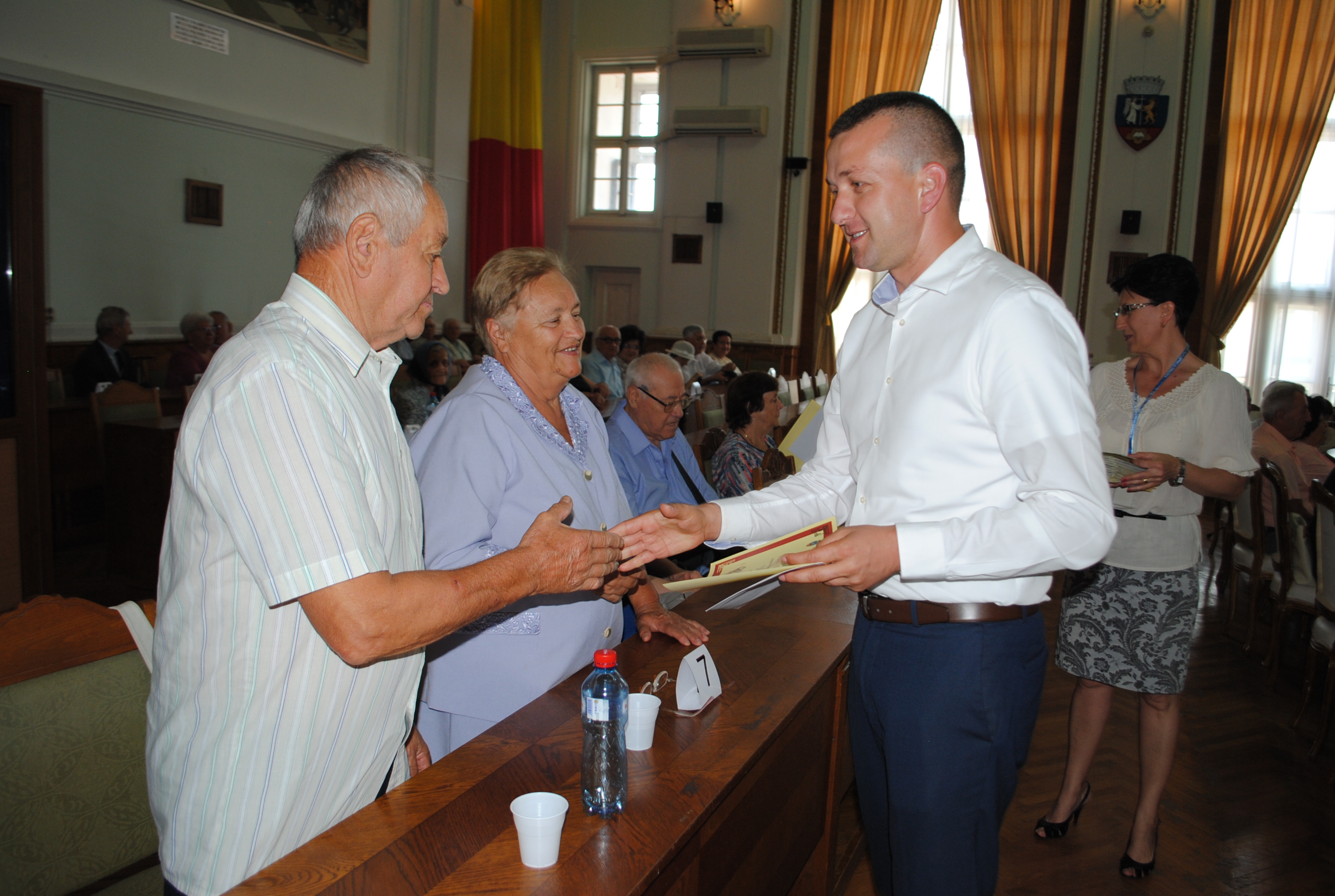 Oradea isi pretuieste batranii. Viceprimarul Florin Birta a premiat familiile care au sarbatorit “Nunta de Aur”
