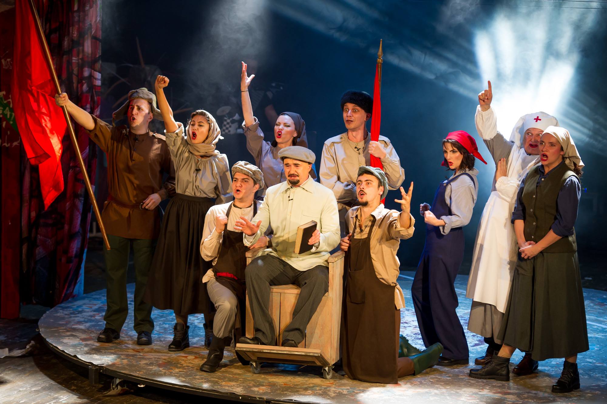 Teatrul Regina Maria s-a întors din turneu. Succes la FNT și la Craiova