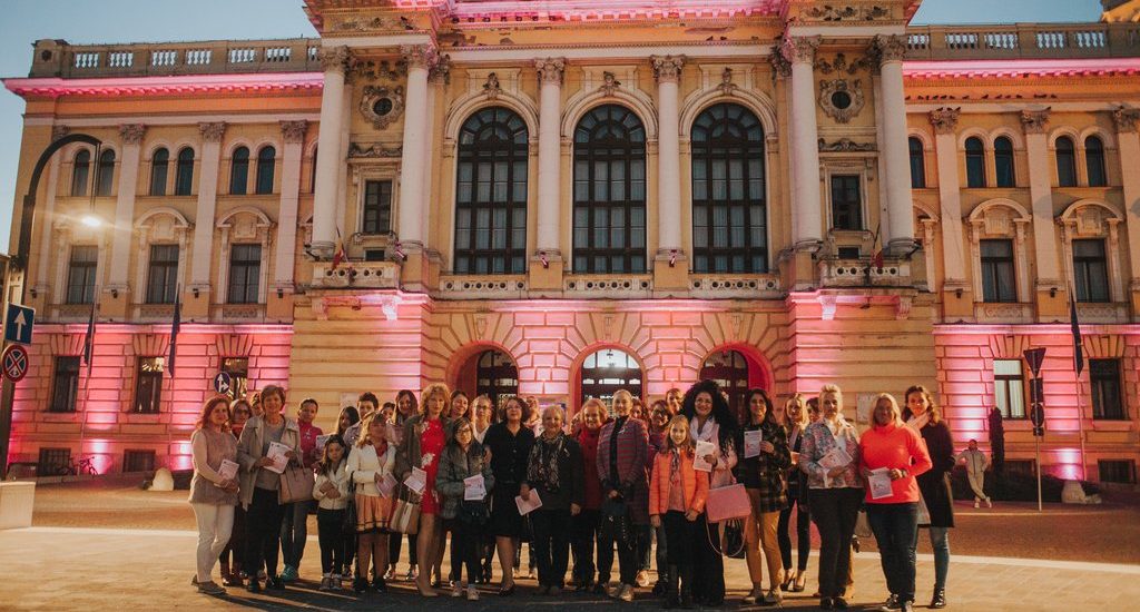 Duminică, Primăria Oradea s-a colorat în roz în semn de solidaritate cu femeile suferinde de cancerul de sân