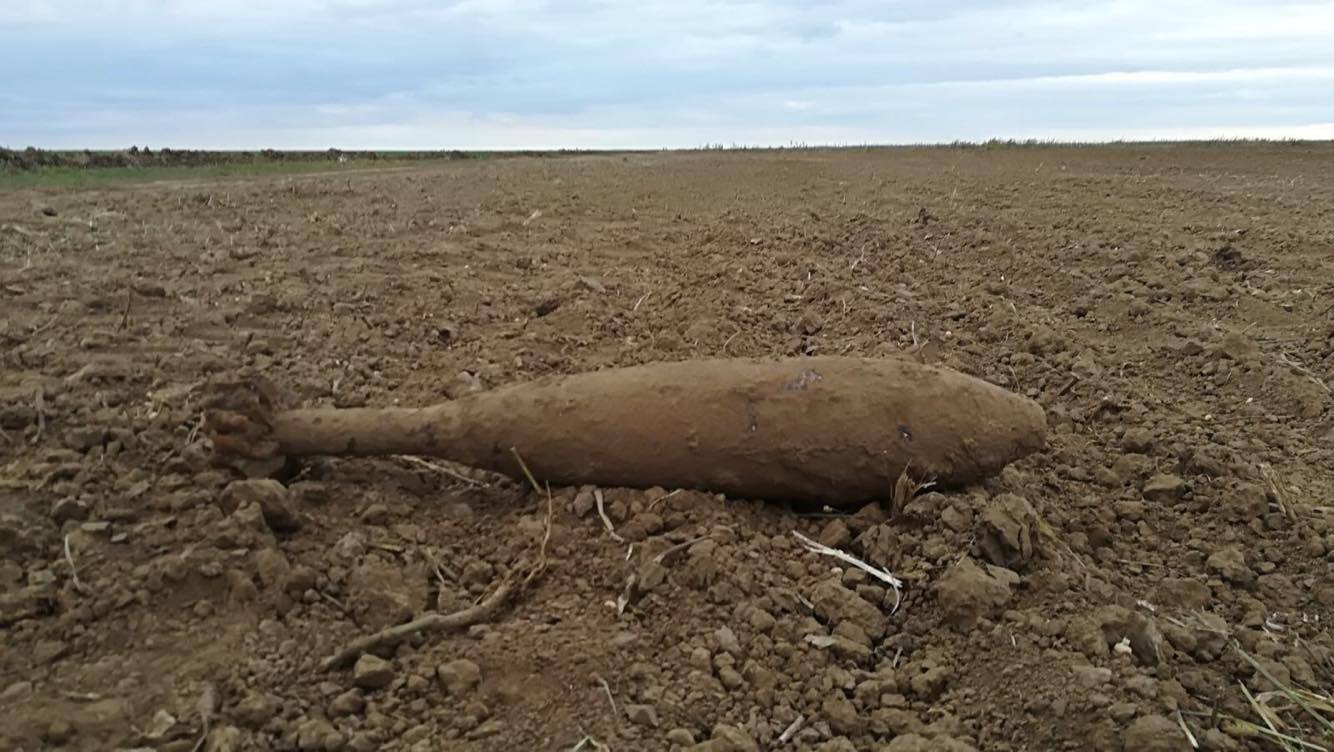 Bomba din Al doilea Razboi Mondial, descoperita, pe camp, in Livada, judetul Bihor