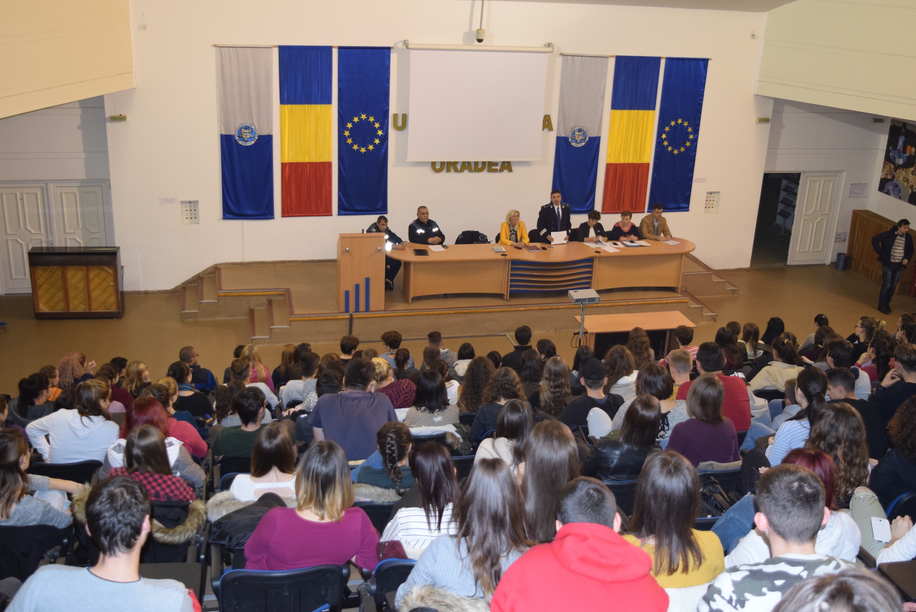 Spuneti nu victimizarii! Activitati de preventie, ale politistilor bihoreni, la Universitatea Oradea.