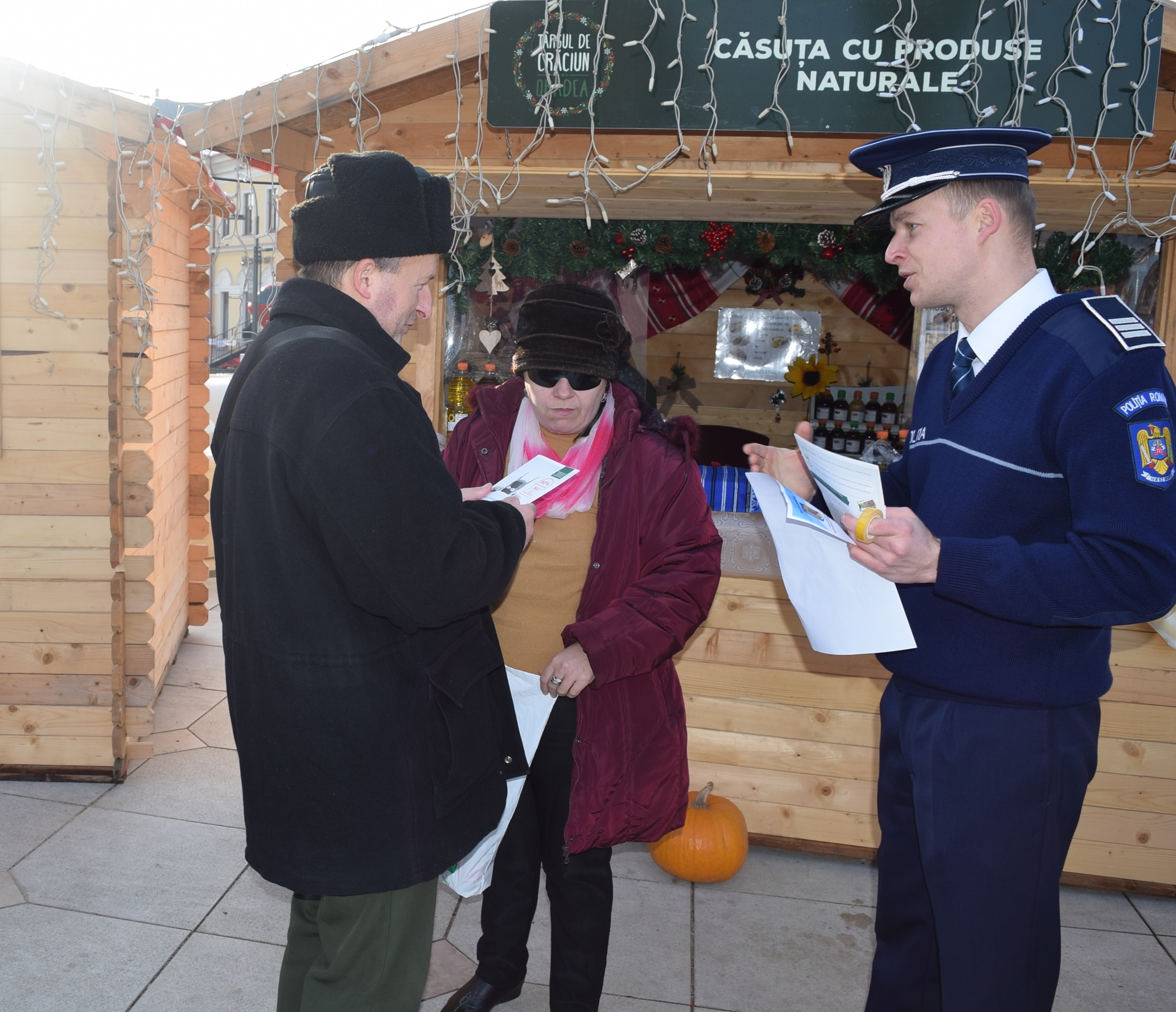 Politistii bihoreni printre cetateni. Actiuni stradale de informare si preventie, in preajma sarbatorilor (FOTO)