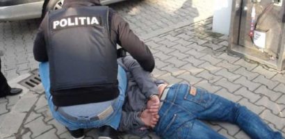Un barbat de 47 de ani din Oradea a fost retinut dupa ce si-a strans de gat iubita si a injunghiat-o cu mai multe lovituri de cutit